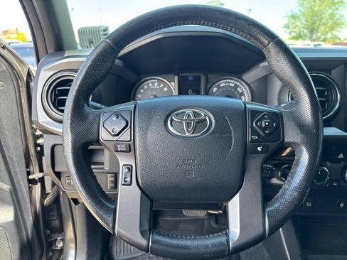 Used 2016 Toyota Tacoma TRD Off-Road w/ Towing Package AWD/4WD image 12