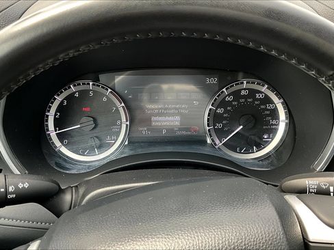 Used 2024 Toyota Highlander XLE AWD/4WD image 16