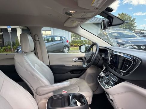 Used 2018 Chrysler Pacifica Touring-L image 11