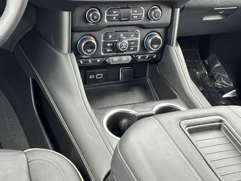 Used 2024 Chevrolet Suburban Premier image 4