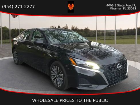 Used 2025 Nissan Altima 2.5 SV FWD image 2