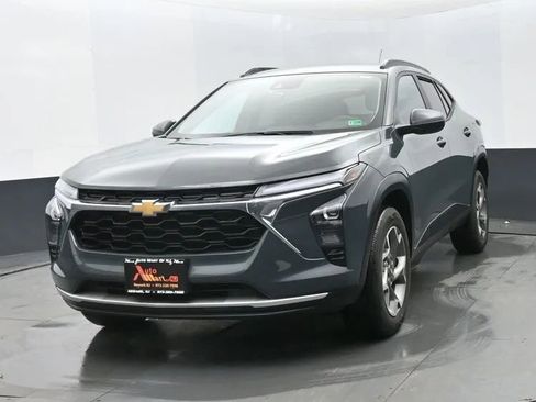 Used 2025 Chevrolet Trax LT image 1