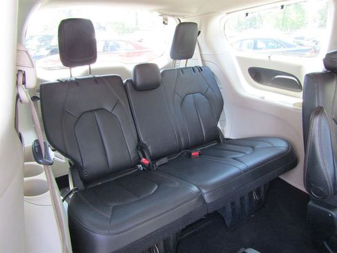 Used 2017 Chrysler Pacifica Touring-L Plus w/ Advanced Safetytec Group image 7