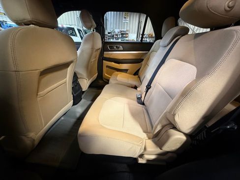 Used 2017 Ford Explorer XLT image 23