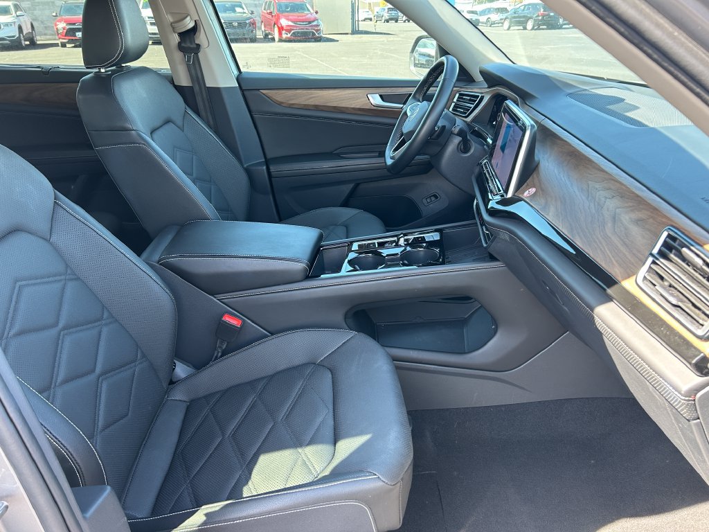 Used 2025 Volkswagen Atlas SE AWD/4WD image 38
