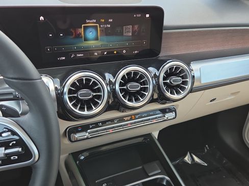 Used 2023 Mercedes-Benz GLB 250 image 27