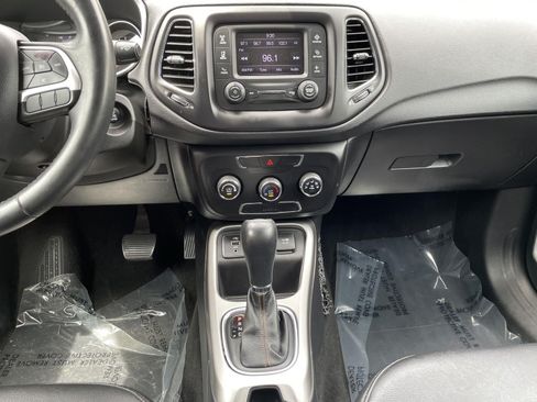 Used 2018 Jeep Compass Latitude FWD image 23