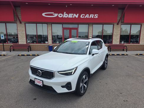 Used 2024 Volvo XC40 B5 Plus image 1