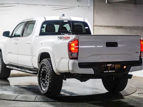 Used 2017 Toyota Tacoma TRD Sport AWD/4WD image 8