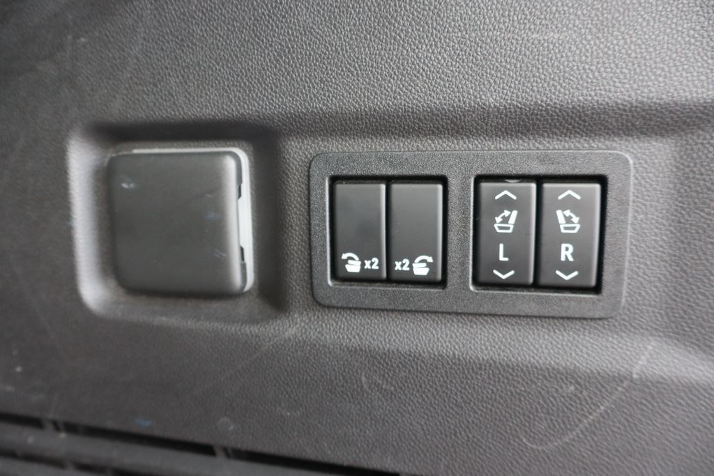 Used 2021 GMC Yukon SLT w/ SLT Premium Package AWD/4WD image 25