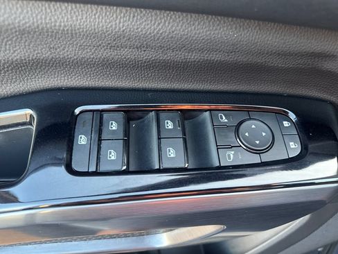 Used 2025 Nissan Pathfinder SL AWD/4WD image 19