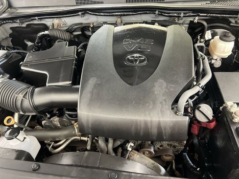 Used 2019 Toyota Tacoma TRD Sport w/ TRD Premium Sport Package AWD/4WD image 27