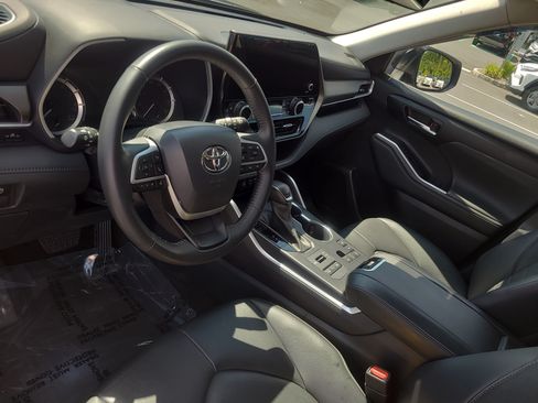 Used 2023 Toyota Highlander XLE AWD/4WD image 15