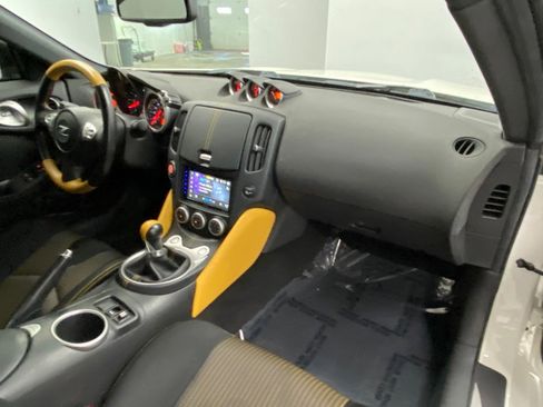 Used 2019 Nissan 370Z Coupe w/ Z34 Heritage Edition - White image 22