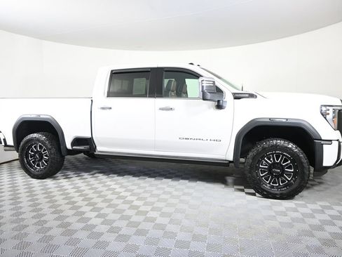 Used 2025 GMC Sierra 3500 Denali Ultimate AWD/4WD image 9