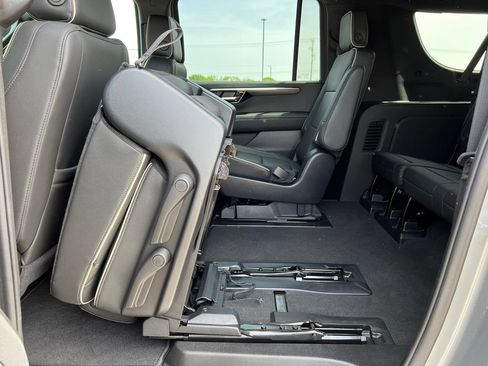 Used 2025 Chevrolet Suburban Premier AWD/4WD image 5