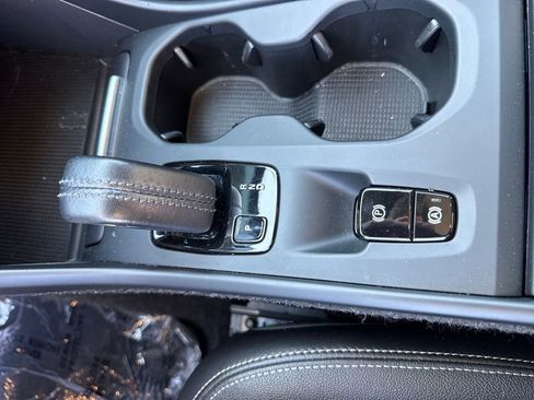 Used 2020 Volvo XC40 T5 Momentum image 14