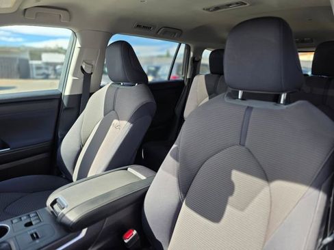 Used 2023 Toyota Highlander L image 16