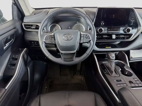 Used 2024 Toyota Highlander XLE AWD/4WD image 21