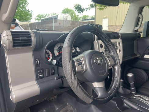 Used 2013 Toyota FJ Cruiser 4WD w/ Upgrade Pkg image 11