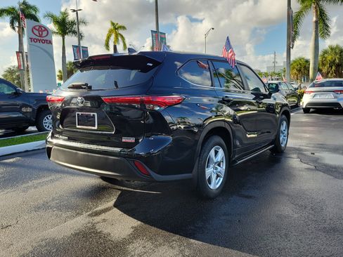 Used 2023 Toyota Highlander L FWD image 11