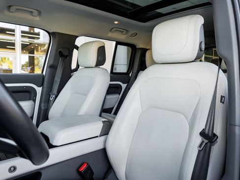 Used 2023 Land Rover Defender 130 SE image 29