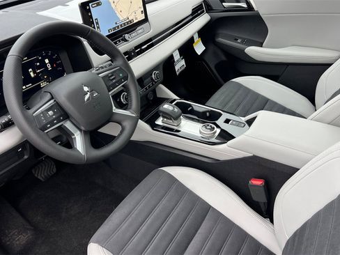 New 2026 Mitsubishi Outlander SE image 11