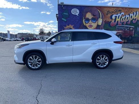 Used 2023 Toyota Highlander Limited image 2