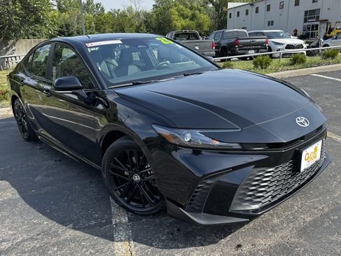Used 2025 Toyota Camry SE FWD image 13