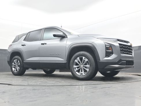 Used 2025 Chevrolet Equinox LT FWD image 24