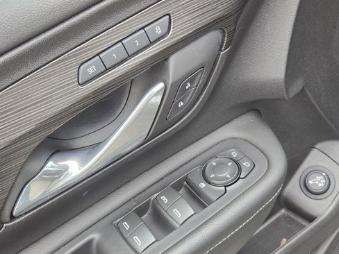 Used 2024 GMC Terrain SLT image 17