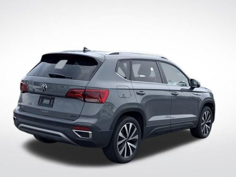 Used 2022 Volkswagen Taos SE w/ Panoramic Sunroof Package AWD/4WD image 6