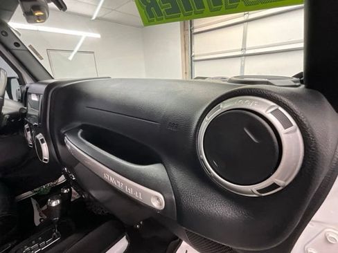 Used 2016 Jeep Wrangler Unlimited Rubicon AWD/4WD image 12