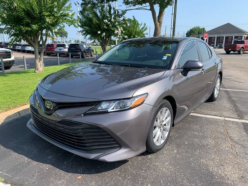 Used 2018 Toyota Camry LE w/ Convenience Package FWD image 4