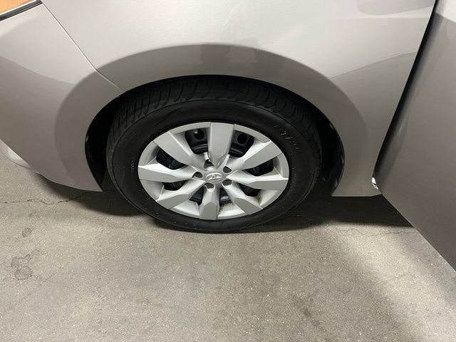 Used 2015 Toyota Corolla LE FWD image 31