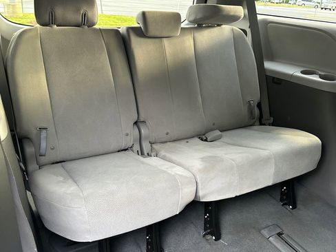 Used 2019 Toyota Sienna L FWD image 12