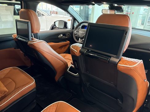 New 2026 Chrysler Pacifica Pinnacle FWD image 24