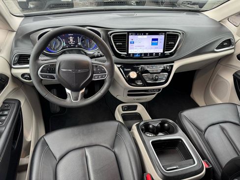Used 2024 Chrysler Pacifica Touring-L image 16