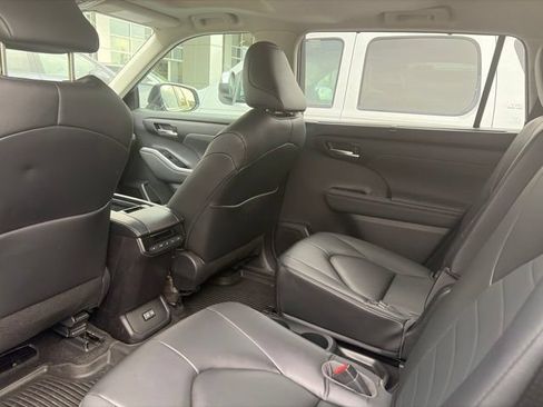 Used 2023 Toyota Highlander XLE FWD image 5