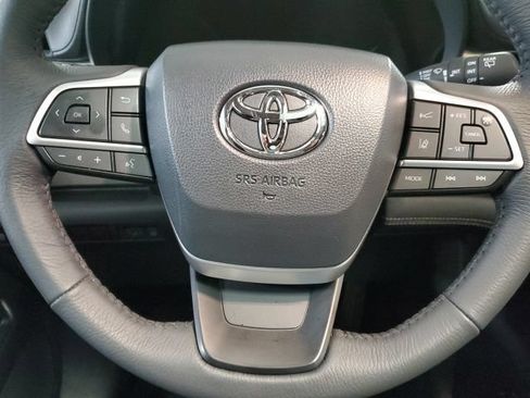 Used 2026 Toyota Sienna XLE AWD/4WD image 12