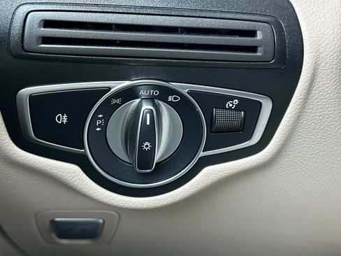 Certified 2022 Mercedes-Benz GLC 300 w/ Premium Package Lite image 38