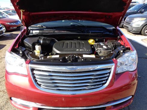 Used 2016 Chrysler Town & Country Touring-L image 51