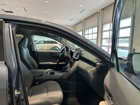 Used 2023 Toyota Venza XLE image 18
