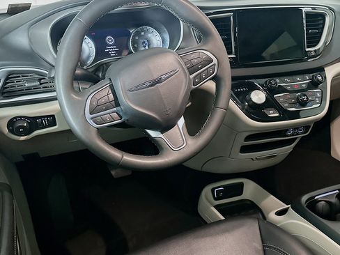Used 2024 Chrysler Pacifica Touring-L image 18