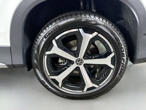 New 2025 Volkswagen Tiguan SE image 29