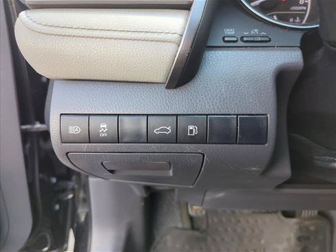 Used 2018 Toyota Camry LE FWD image 11