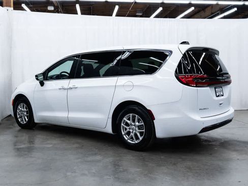 Used 2025 Chrysler Pacifica Select FWD image 4