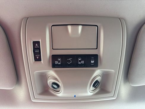 Used 2016 Chrysler Town & Country Touring-L image 22