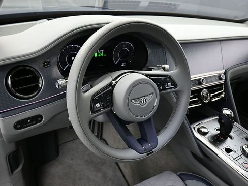 Used 2025 Bentley Flying Spur Plug-In Hybrid image 17