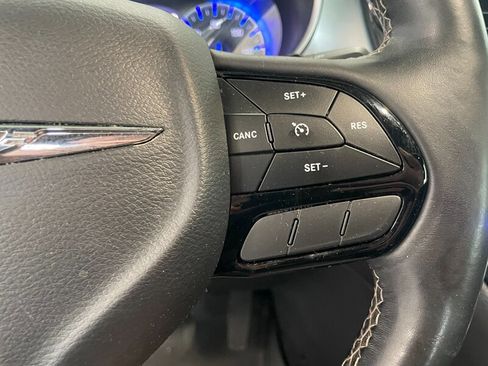 Used 2018 Chrysler Pacifica Touring-L Plus w/ S Appearance Package FWD image 11